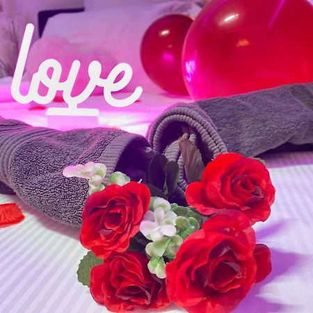 L'Escale Balneo'Romantique - Loveroom - Jacuzzi & Petit Dejeuner 马恩河畔维列 外观 照片