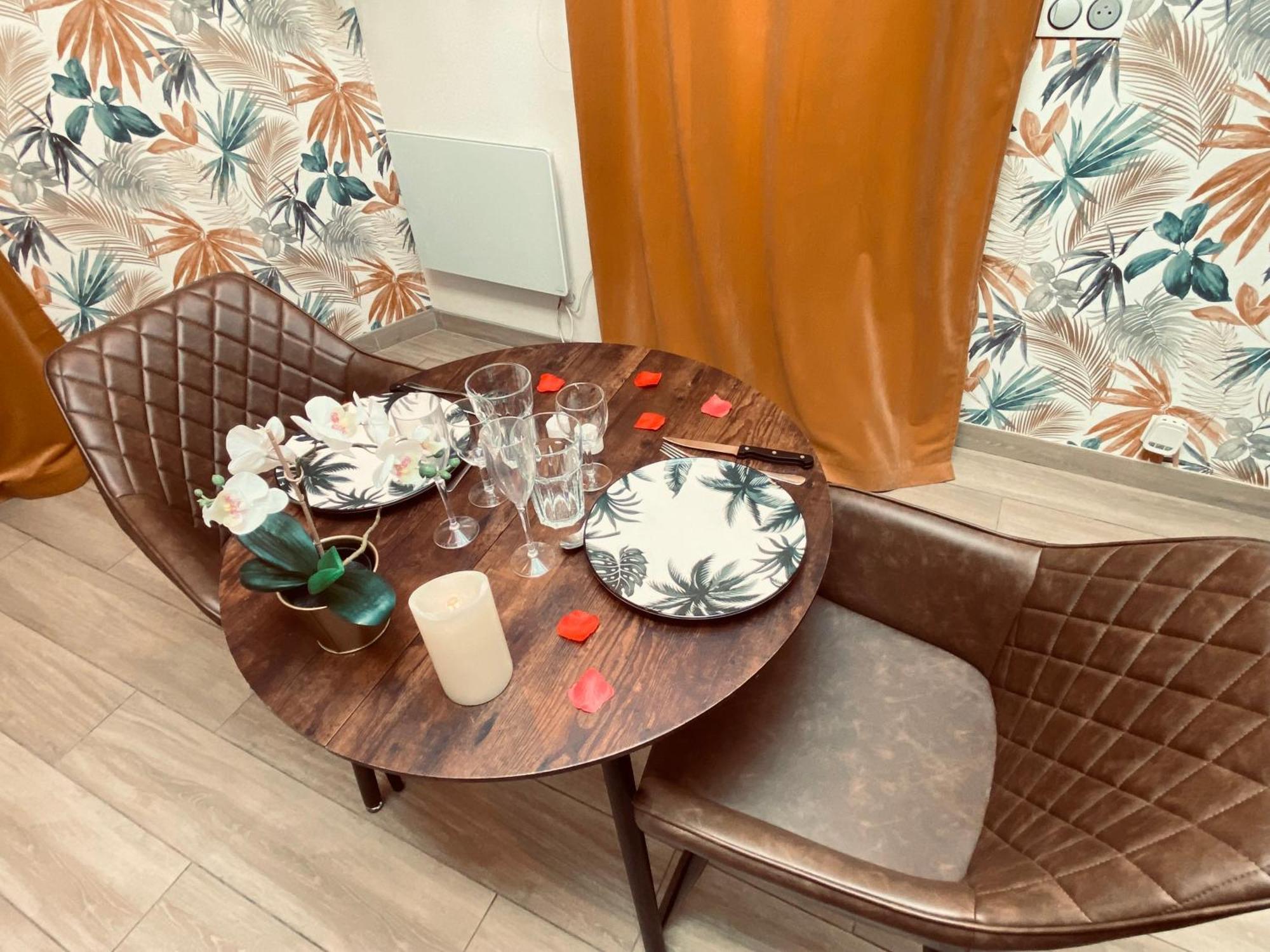 L'Escale Balneo'Romantique - Loveroom - Jacuzzi & Petit Dejeuner 马恩河畔维列 外观 照片
