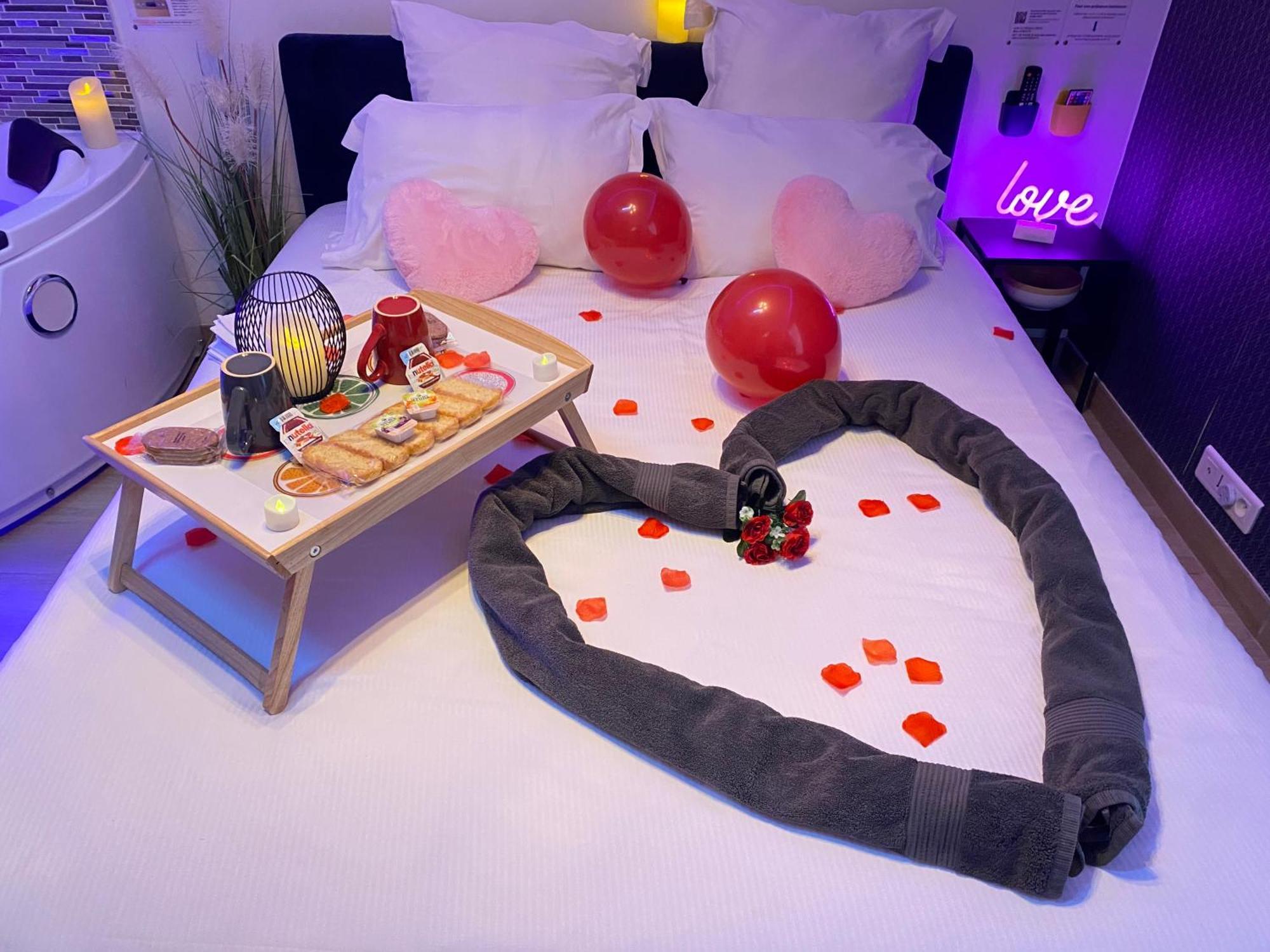 L'Escale Balneo'Romantique - Loveroom - Jacuzzi & Petit Dejeuner 马恩河畔维列 外观 照片