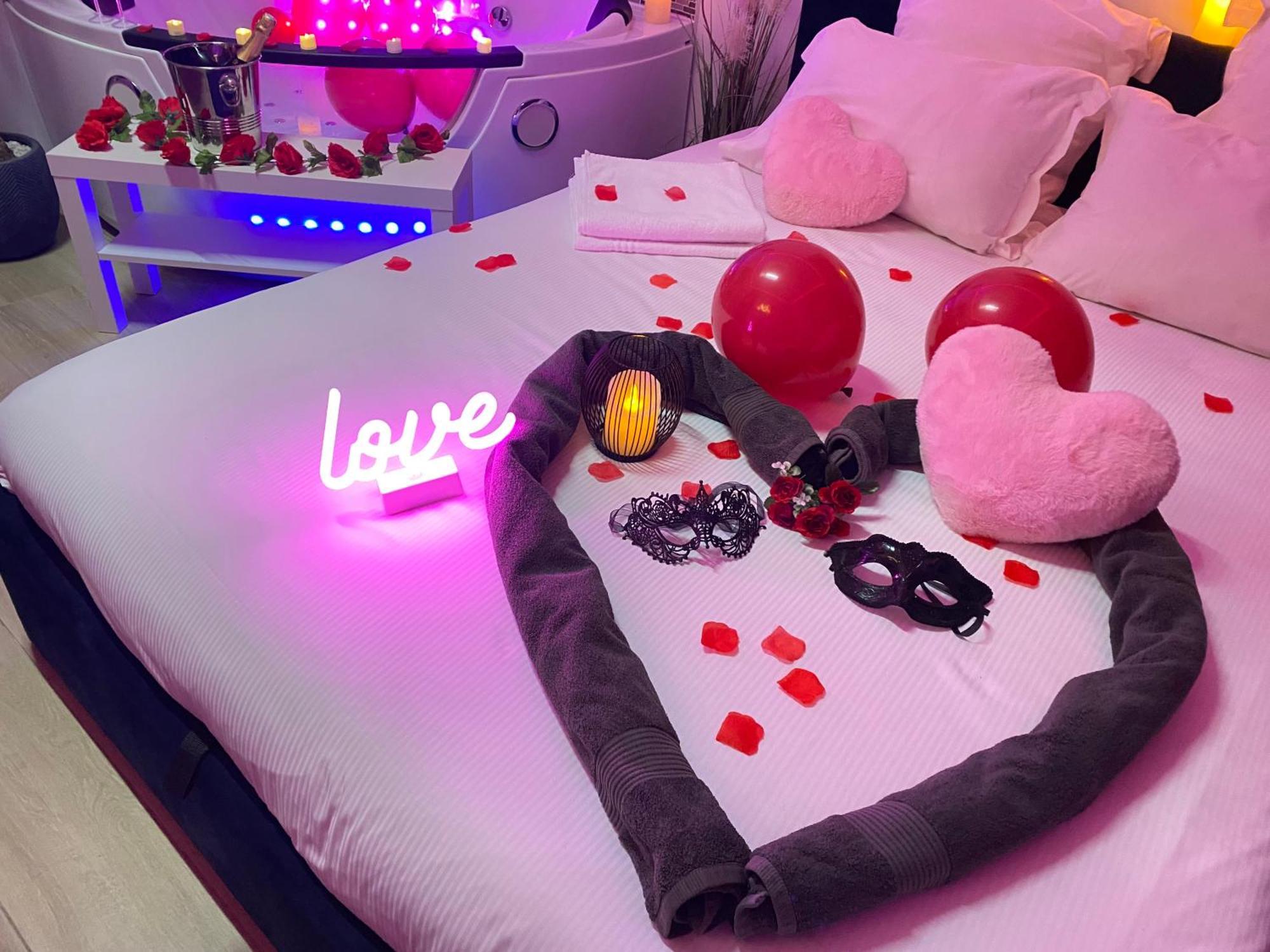 L'Escale Balneo'Romantique - Loveroom - Jacuzzi & Petit Dejeuner 马恩河畔维列 外观 照片