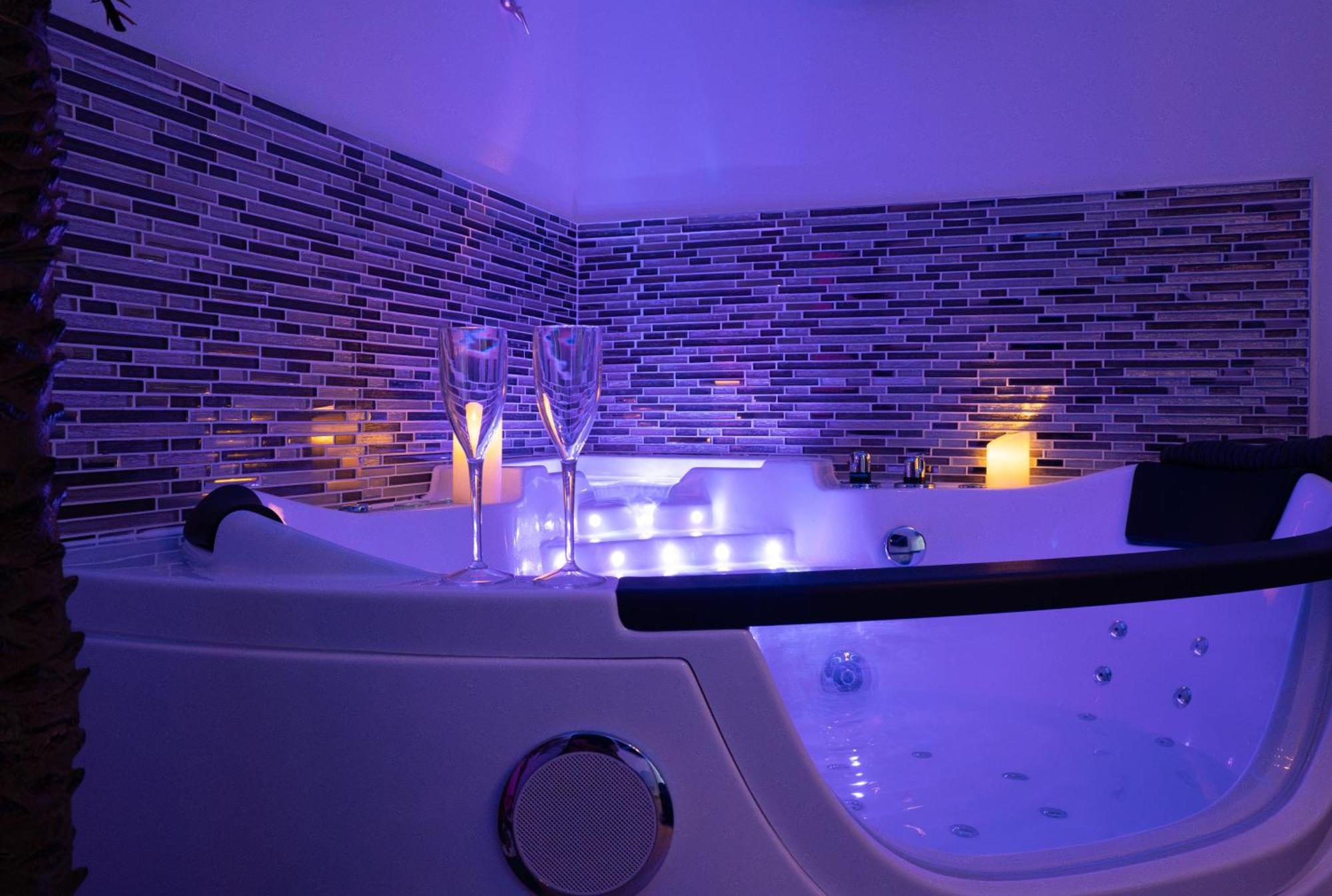 L'Escale Balneo'Romantique - Loveroom - Jacuzzi & Petit Dejeuner 马恩河畔维列 外观 照片